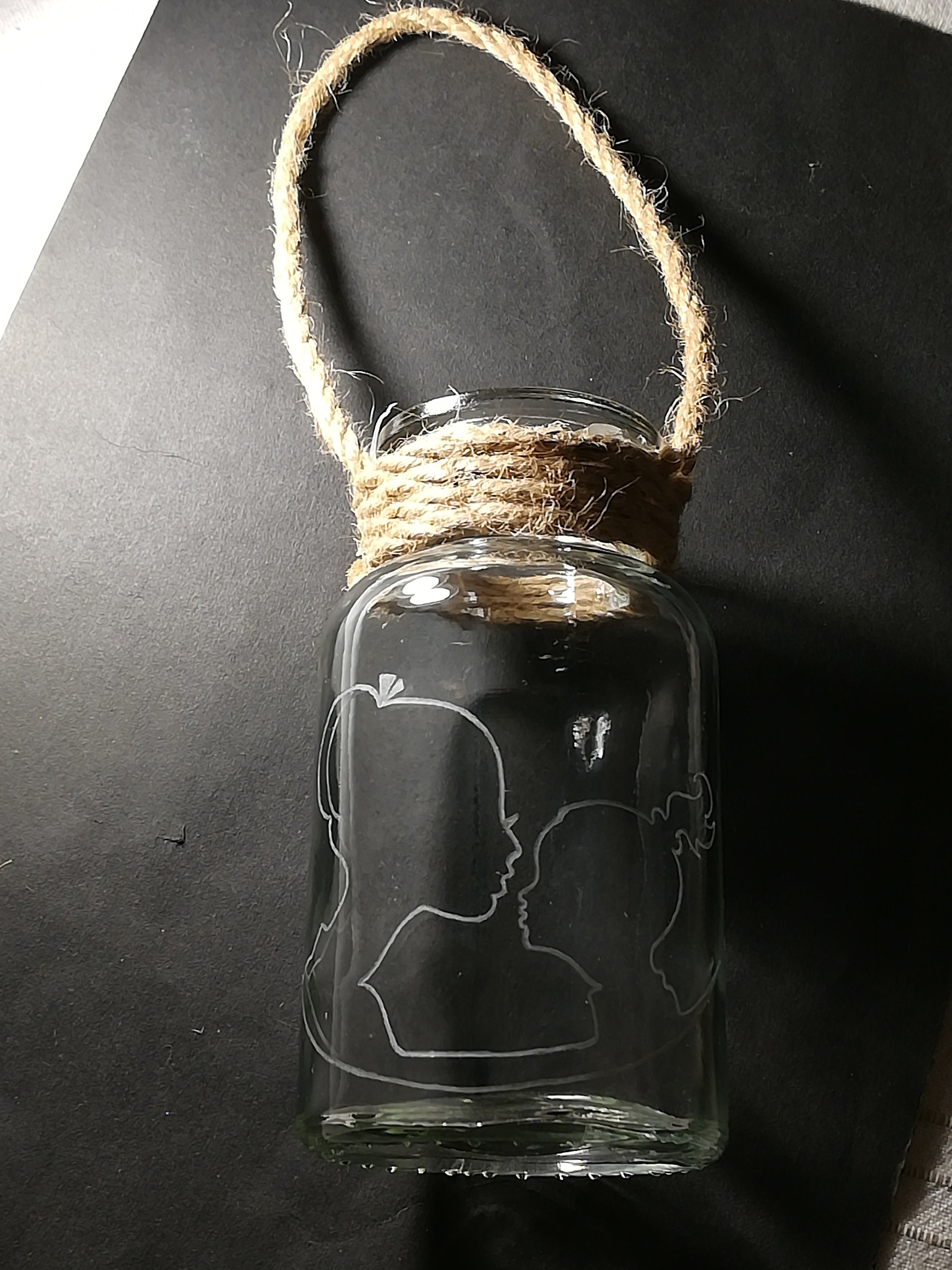 Pot à Suspendre Entouré de Corde - Gravure Silhouettes Maman et Fillette Personnalisable