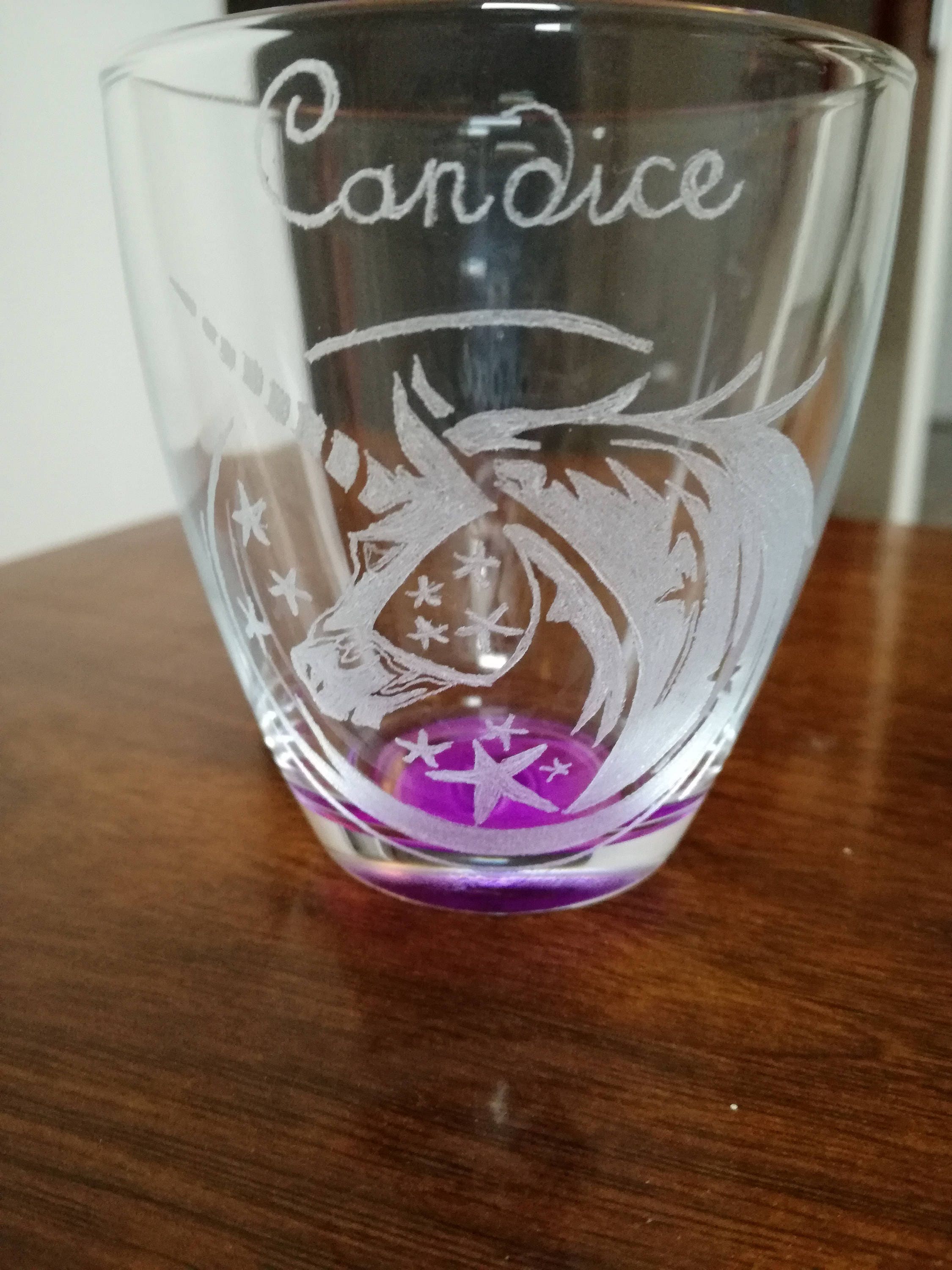 Verre à Eau avec Fond en Couleur - Personnalisé Gravure d'une Illustration et Prénom