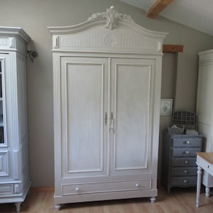 Armoire en bois peint gris clair patiné, 2 portes et un tiroir image 1