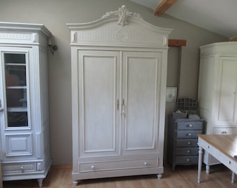 Armoire en bois peint gris clair patiné, 2 portes et un tiroir