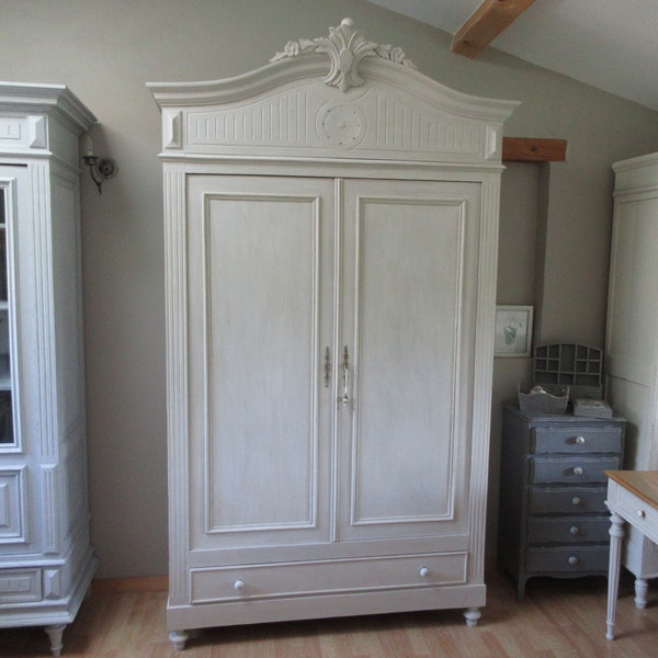 Armoire en bois peint gris clair patiné, 2 portes et un tiroir