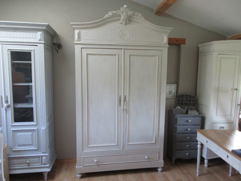 Armoire en bois peint gris clair patiné, 2 portes et un tiroir image 1