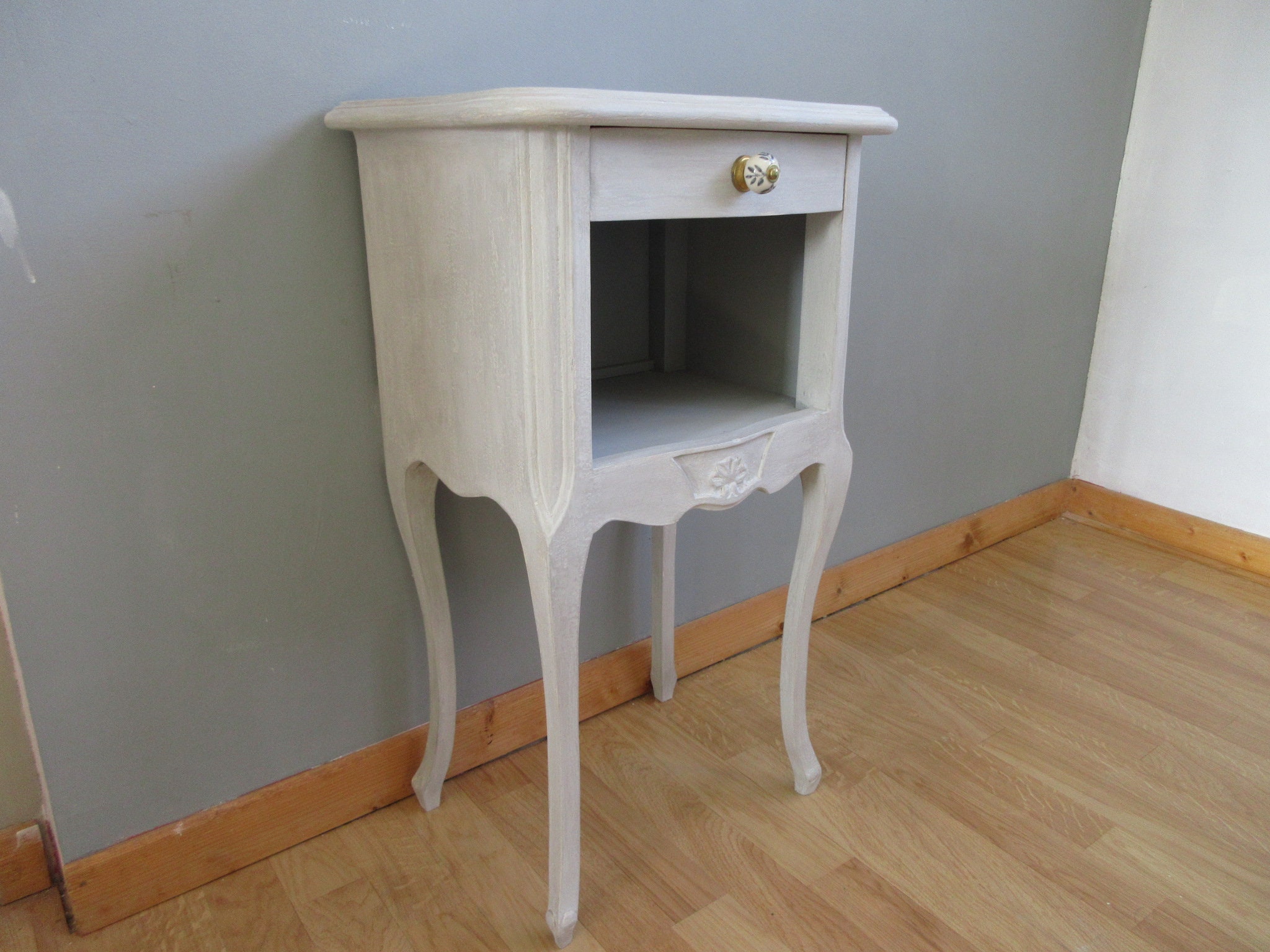 Chevet Louis Xv Peint Gris Clair Patiné, Un Tiroir, Une Niche