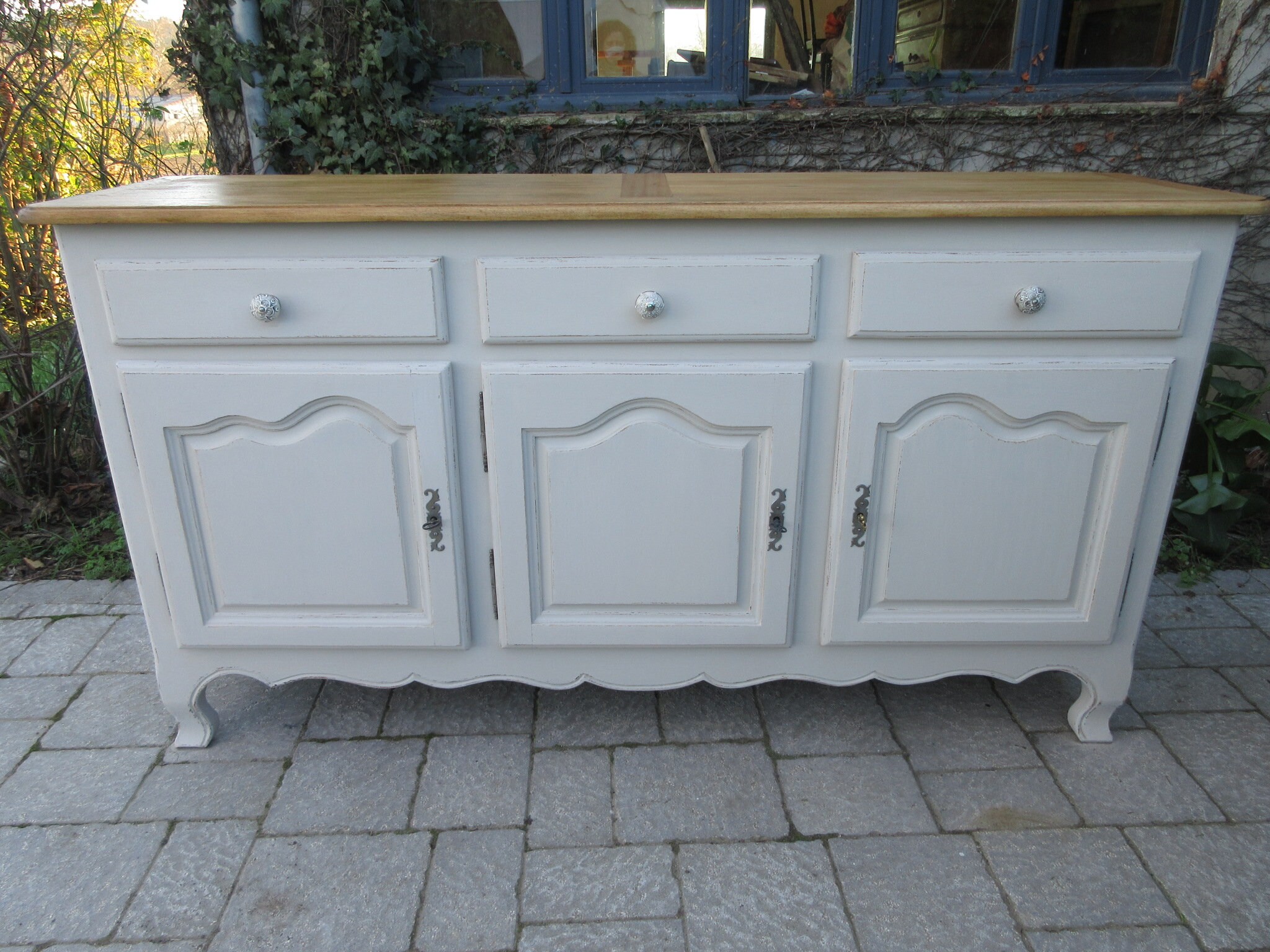 Buffet Bas Peint Écru Patiné avec Plateau Bois Naturel, 3 Portes et Tiroirs