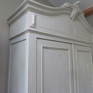 Armoire en bois peint gris clair patiné, 2 portes et un tiroir image 6