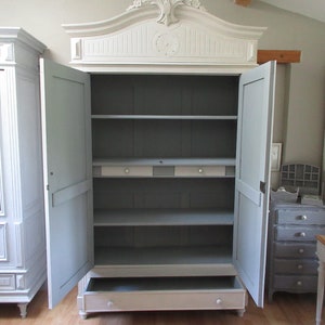 Armoire en bois peint gris clair patiné, 2 portes et un tiroir image 3