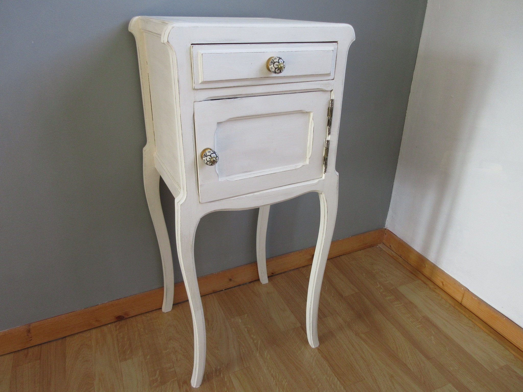 Chevet en Bois Peint Blanc Patiné Un Tiroir, Une Porte