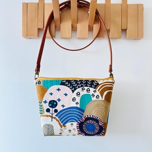 Vintage Japanese Mountain Crossbody Bag: Adjustable Shoulder Strap