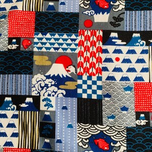 Op de afbeelding: Een patchwork stof met een Japans ge&iuml;nspireerd ontwerp. De stof heeft een verscheidenheid aan patronen, waaronder bergen, golven, vissen en geometrische vormen. De stof is in tinten blauw, rood, wit en zwart.