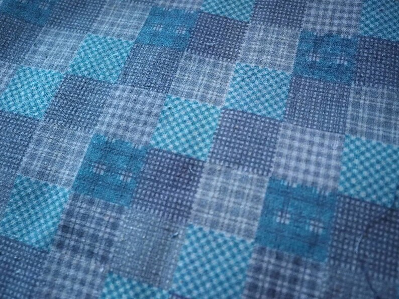 Op de afbeelding: Een blauwe en witte geruite stof met een subtiel textuurpatroon. De stof heeft een geweven uiterlijk en is gemaakt van een zacht, comfortabel materiaal.