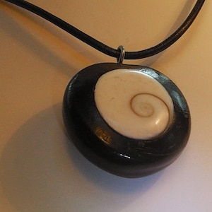 Vegetable and natural seed Entada with inlay lid &quot;eye of Shiva&quot; necklace on leather cord