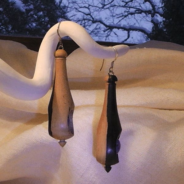 Boucles d'oreilles tourné en bois d'ébène (noir) et son aubier (couleur clair) avec perles de Lapis-lazuli sur monture argent, "Infini"
