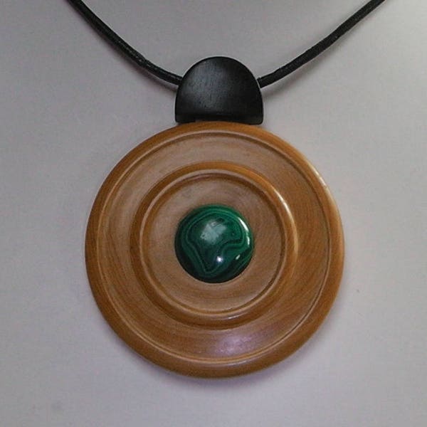 Collier bois, buis tourné "Tout rond", attache supérieur en bois d'ébène avec incrustation de cabochon de malachite sur cordon de cuir lisse