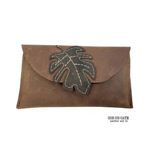 Genuine Top Grain Leather Belt Wallet con acento de hoja bordada de cuero oliva.