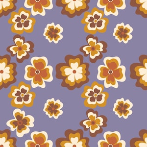 Peut inclure: Un motif répétitif composé de fleurs stylisées dans des tons crème, jaune moutarde et orange brûlé sur un fond bleu pervenche sourd. Le design floral présente des pétales arrondis superposés avec des cœurs marron foncé.
