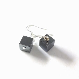 Hematitkubörhängen: Örhängen i S925 silver