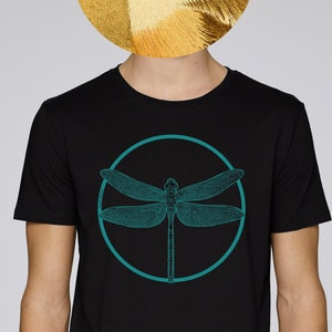 Peut inclure: T-shirt noir avec un graphique de libellule turquoise à l'intérieur d'un cercle.