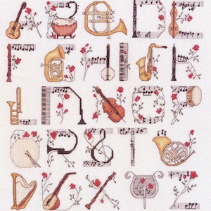 Peut inclure: Alphabet en point de croix avec des instruments de musique et des motifs floraux. Chaque lettre est formée par un instrument différent, comme une guitare, un tuba et un violon, avec des roses rouges et des notes de musique. Sur fond blanc.