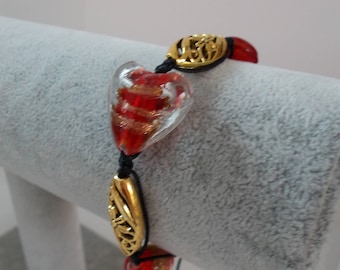 Bracelet St VALENTIN COEUR et perles transparentes rouges et dorées fil noir