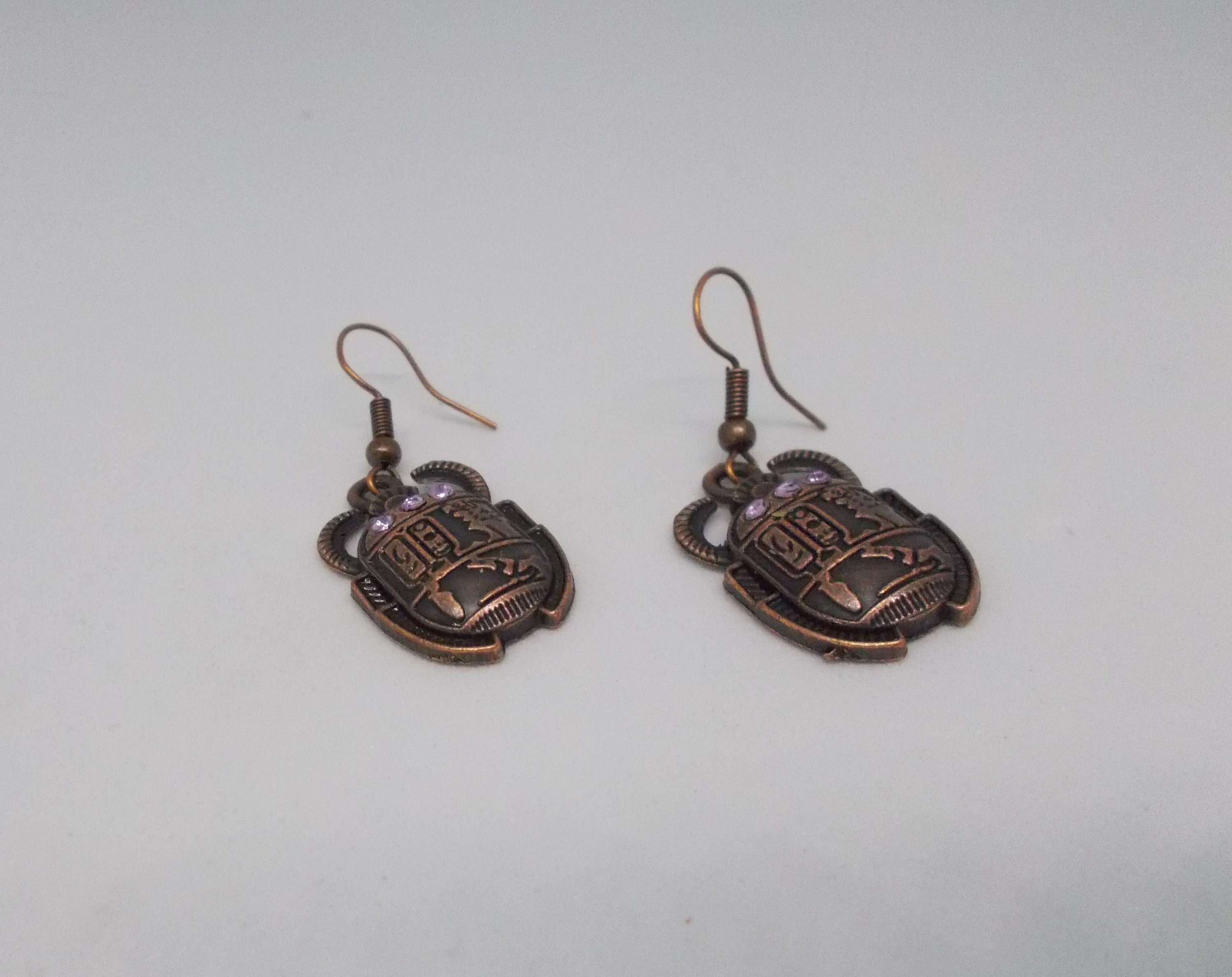 Boucles D'oreilles Pendantes Bronze Cuivre - Motif Scarabée égyptien Avec Strass Rose - Neuf Avec étiquettes