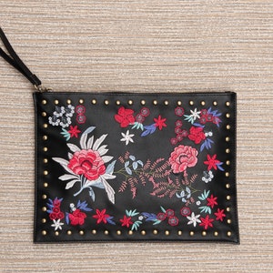 Clutch bordado negro, bolso boho floral