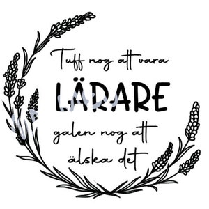 Puede incluir: Un diseño gráfico en blanco y negro con la palabra "LÄRARE" en letras grandes y en negrita, rodeada por una corona floral. También se incluye el texto "Tuff nog att vara" y "galen nog att älska det".