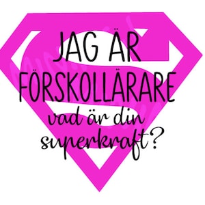 Puede incluir: Logotipo rosa de Superman con el texto "JAG ÄR FÖRSKOLLÄRARE vad är din superkraft?" en negro.