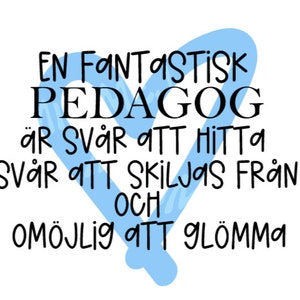 Puede incluir: Un corazón azul con el texto "EN FANTASTISK PEDAGOG ÄR SVÅR ATT HITTA SVÅR ATT SKILJAS FRÅN OCH OMÖJLIG ATT GLÖMMA" en negro.