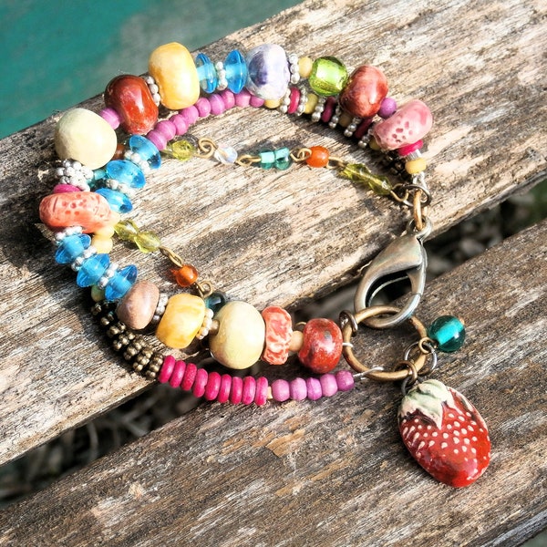 bracelet bohème hippie chic tzigane à 3 rangs, céramique artisanale, perles céramique faites main, multicolore, printemps fraise