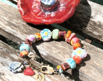 bracelet bohème hippie chic tzigane, céramique artisanale, perles céramique et laiton, multicolore, coeur, Frida Khalo