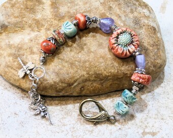 bracelet bohème hippie chic tzigane, céramique artisanale, perles céramique et verre, corail et bleu turquoise, fée coeur libellule, nature