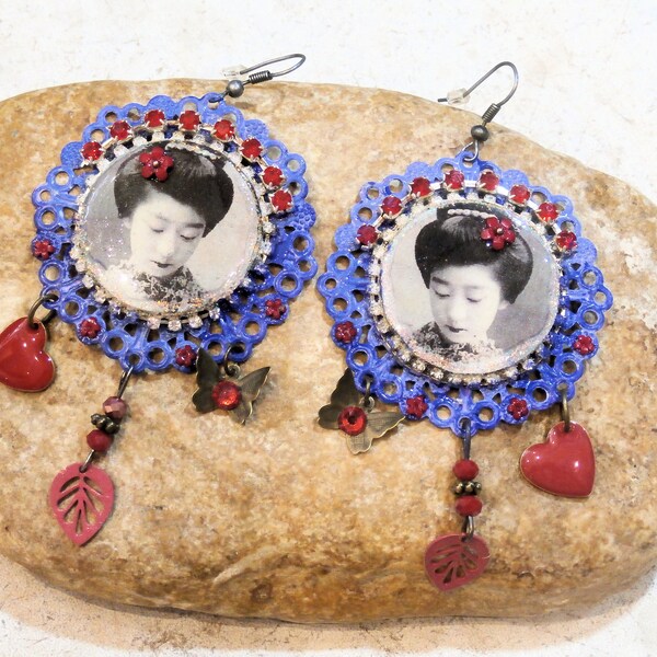 Geishas, boucles d'oreilles, bohème rétro romantique, estampes en laiton peintes main, boucles très légères, rouge parme, papillons coeurs