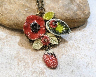collier mi-long "petit chaperon rouge", céramique et laiton bronze, pièce unique, bohème romantique rouge vert, fraises et feuilles