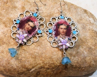 boucles d'oreilles Frida Khalo, bohème rétro romantique, estampes en métal argenté, boucles très légères, bleu et lilas, pièces vintage