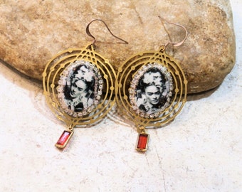 boucles d'oreilles Frida Khalo, bohème rétro romantique, estampes en laiton doré, boucles très légères, doré rouge