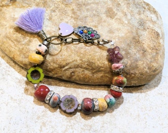 bracelet bohème hippie chic tzigane, céramique artisanale, perles céramique et verre, multicolore, pompon, coeur et éventail