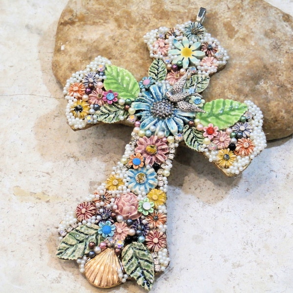 croix fleurie, décoration murale ou bijou pendentif, coquille st jacques, croix haute couture, céramique et bois, pièce unique, multicolore