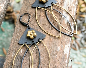 boucles d'oreilles hyper légères et minimalistes, laiton doré et laiton noir oxydé, travail artisanal, éventail et fleurs