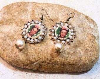 romantic baroque earrings, Frida Khalo portrait, artisanal and light earrings, brass and old pearls, green