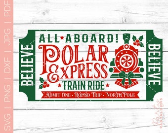 Puede incluir: Un diseño de billete de tren Polar Express verde y rojo. El billete presenta las palabras "ALL ABOARD! POLAR EXPRESS TRAIN RIDE" en rojo y blanco, con un gráfico de tren. El billete también dice "ADMIT ONE - ROUND TRIP - NORTH POLE" y "BELIEVE".