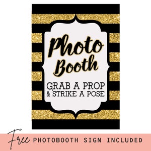 Puede incluir: Un cartel de cabina de fotos con rayas negras y doradas con el texto "Photo Booth" y "Grab a prop & strike a pose".