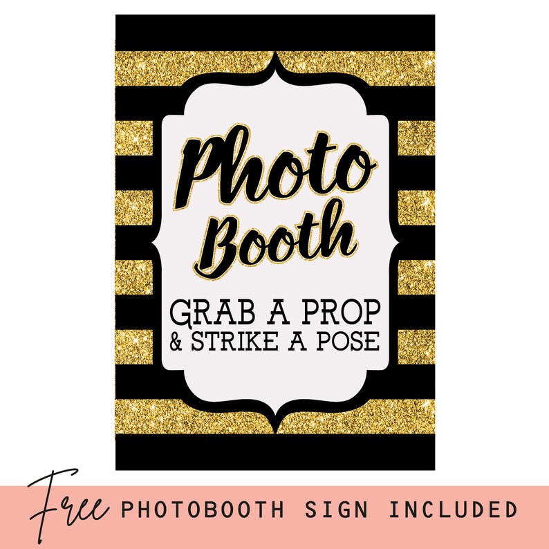 Puede incluir: Un cartel de cabina de fotos con rayas negras y doradas con el texto "Photo Booth" y "Grab a prop & strike a pose".