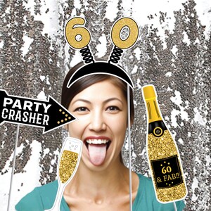 Puede incluir: Un conjunto de seis accesorios de cabina de fotos de purpurina dorada para una fiesta de cumplea&ntilde;os n&uacute;mero 60. Los accesorios incluyen una botella de champ&aacute;n, una copa de champ&aacute;n, un letrero de 'Party crasher' y una diadema con dos 60 en la parte superior.
