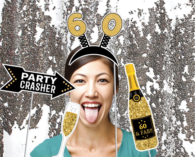 Puede incluir: Un conjunto de seis accesorios de cabina de fotos de purpurina dorada para una fiesta de cumplea&ntilde;os n&uacute;mero 60. Los accesorios incluyen una botella de champ&aacute;n, una copa de champ&aacute;n, un letrero de 'Party crasher' y una diadema con dos 60 en la parte superior.
