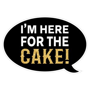 Puede incluir: Burbuja de di&aacute;logo negra y blanca con el texto "I'm here for the cake!" en blanco y purpurina dorada. El texto "cake" est&aacute; en una fuente grande y en negrita.