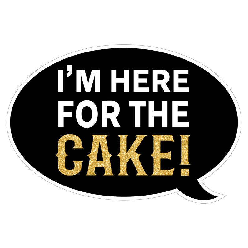 Puede incluir: Burbuja de di&aacute;logo negra y blanca con el texto "I'm here for the cake!" en blanco y purpurina dorada. El texto "cake" est&aacute; en una fuente grande y en negrita.