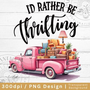 Op de afbeelding: Een roze vintage pick-up truck is gevuld met meubels, waaronder stoelen, een lamp en een dressoir. De tekst "I'd Rather Be Thrifting" staat in zwart schrift boven de truck. De woorden "Thrift Queen" staan op de achterklep van de truck.