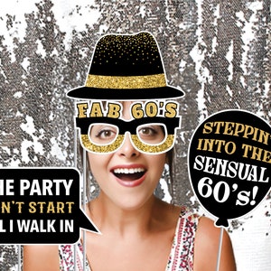 Puede incluir: Un conjunto de seis accesorios para cabina de fotos para una fiesta de cumplea&ntilde;os n&uacute;mero 60. Los accesorios incluyen un sombrero negro con purpurina dorada, un par de gafas negras con purpurina dorada, una burbuja de di&aacute;logo que dice "La fiesta no comienza hasta que yo llegue", un globo negro y dorado que dice "&iexcl;Entrando en los sensuales 60!" y un letrero negro y dorado que dice "Fab 60's".
