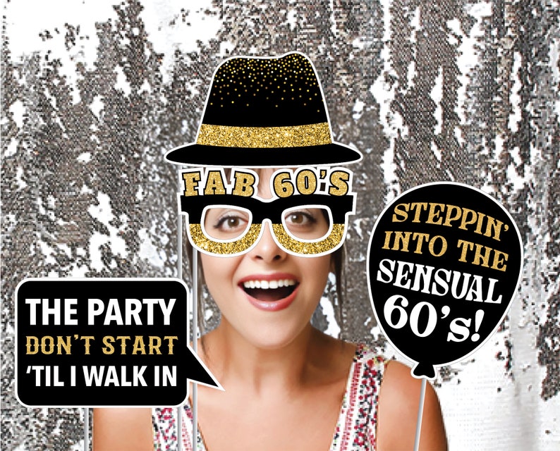 Puede incluir: Un conjunto de seis accesorios para cabina de fotos para una fiesta de cumplea&ntilde;os n&uacute;mero 60. Los accesorios incluyen un sombrero negro con purpurina dorada, un par de gafas negras con purpurina dorada, una burbuja de di&aacute;logo que dice "La fiesta no comienza hasta que yo llegue", un globo negro y dorado que dice "&iexcl;Entrando en los sensuales 60!" y un letrero negro y dorado que dice "Fab 60's".