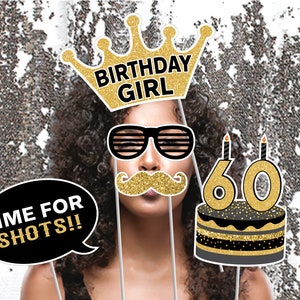 Puede incluir: Un conjunto de seis accesorios de cabina de fotos en negro y dorado para una fiesta de cumplea&ntilde;os n&uacute;mero 60. Los accesorios incluyen una corona con el texto "Birthday Girl", unas gafas de sol, un bigote, un bocadillo de di&aacute;logo con el texto "Time for Shots!" y un pastel con el n&uacute;mero 60 en la parte superior.